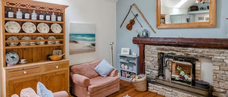 TV, fireplace