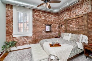 Room - Studio 1892 Guesthouse   Step out front door into Historic Downtown Hermann! (Hermann)