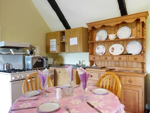 Microwave, oven, high chair, cookware/dishes/utensils - 2 Bed in Westport Quay (oc-ii15360) (Westport)