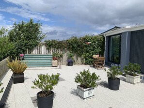 Outdoor dining - 1 Bed in Portballintrae (oc-ii15774) (Portballintrae)