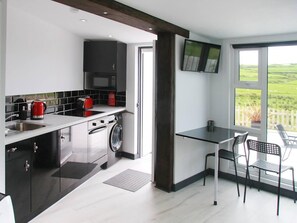 Microwave, oven, cookware/dishes/utensils - 1 Bed in Portballintrae (oc-ii15774) (Portballintrae)