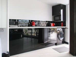 Microwave, oven, cookware/dishes/utensils - 1 Bed in Portballintrae (oc-ii15774) (Portballintrae)