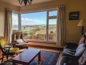 TV, fireplace - 3 Bed in Rosscarbery (oc-ii16117) (Rosscarbery)