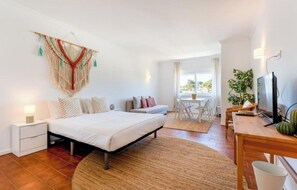 Desk, Internet - Studio 54 - Sunny Way by Interhome (Albufeira)