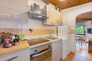 Fridge, oven, stovetop, coffee/tea maker