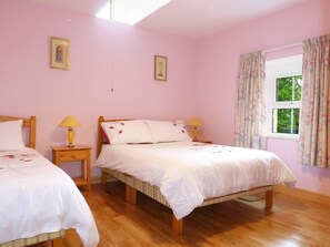 2 bedrooms, travel cot, free WiFi, bed sheets - 1 Bed in Ballysadare (oc-ii14644) (Drumiskabole West)
