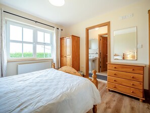 Free WiFi, bed sheets - 4 Bed in Schull (oc-ii09887) (Schull)