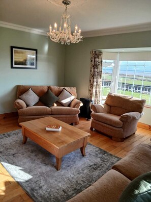TV, fireplace - 4 Bed in Annascaul (oc-ii08305) (Cloncullen)
