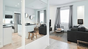 Eine moderne Wohnung mit Küche, Essbereich und Wohnzimmer.