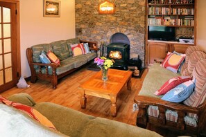 TV, fireplace - 3 Bed in Portmagee (oc-ii03197) (Lative)