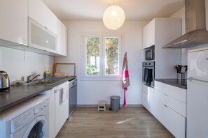 Refrigerador, microondas, horno y lavavajillas 