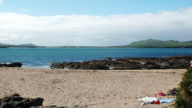 A beach with a rocky shoreline, a clear sky, and distant hills. - 3 Bed in Dingle (oc-ii00613) (Feohanagh)