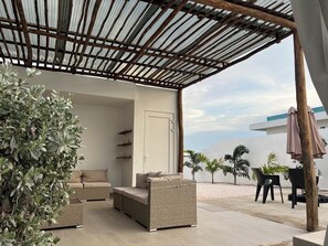 Terrace/patio - Casa Wechi: 3-Bedroom Central Pool Home For Families in a Secured Neighbourhood (Willemstad)
