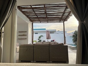 Terrace/patio - Casa Wechi: 3-Bedroom Central Pool Home For Families in a Secured Neighbourhood (Willemstad)
