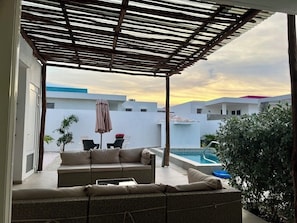 Outdoor pool - Casa Wechi: 3-Bedroom Central Pool Home For Families in a Secured Neighbourhood (Willemstad)