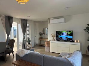 Smart TV, books - Casa Wechi: 3-Bedroom Central Pool Home For Families in a Secured Neighbourhood (Willemstad)