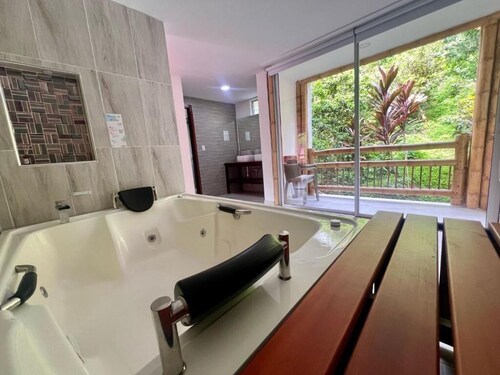 Hotel y termales Las Heliconias