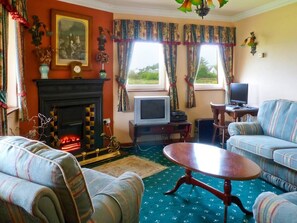 TV, fireplace - 4 Bed in Dingle (oc-ii13350) (Long Road)