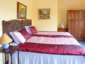 Travel cot, free WiFi, bed sheets - 4 Bed in Dingle (oc-ii13350) (Long Road)