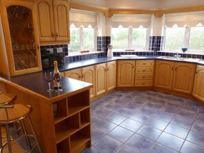 Microwave, oven, dishwasher, cookware/dishes/utensils - 4 Bed in Westport (oc-ii10027) (Cultrean)