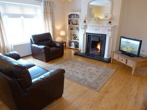 TV, fireplace - 4 Bed in Westport (oc-ii10027) (Cultrean)