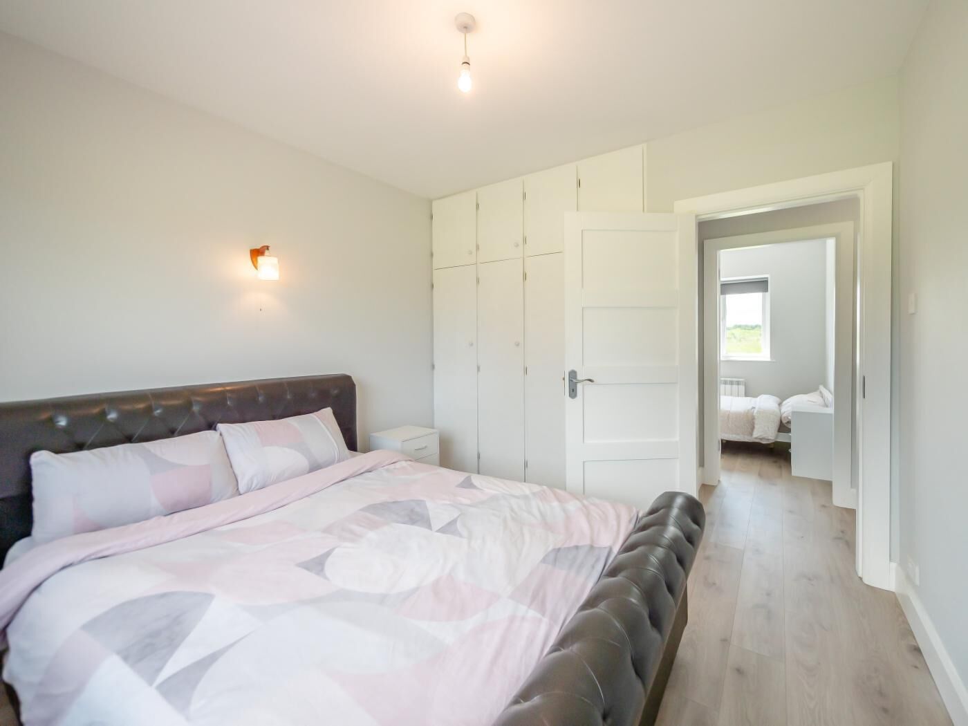 Tabla de planchar con plancha, wifi gratis y ropa de cama 