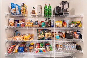 Gift shop - Luxury Furnished Home in Ashburn – Perfect for Relocation and Extended Stays (Ashburn)