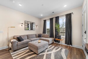 Living area - Luxury Furnished Home in Ashburn – Perfect for Relocation and Extended Stays (Ashburn)