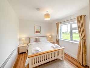 Travel cot, free WiFi, bed sheets - 3 Bed in Cashel (oc-a32863) (Glynsk Cottages)