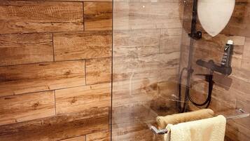 Dusche, Handtücher, Toilettenpapier