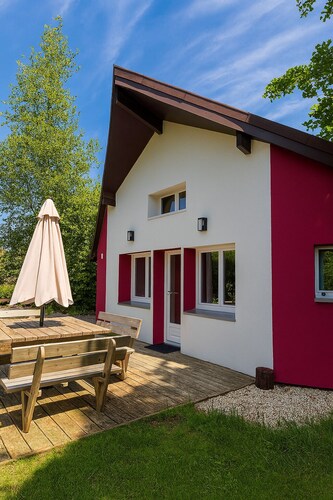Detached chalet between lakes and Jura mountains