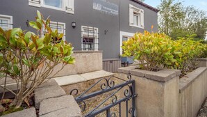 Un edificio con un letrero que dice 'THE OLD BOATHOUSE SELF CATERING'.