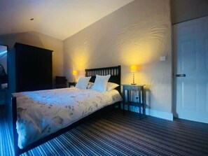 4 chambres, lit parapluie, Wi-Fi gratuit, draps fournis