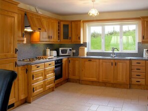 Microwave, oven, dishwasher, high chair - 3 Bed in Downings (oc-ii04588) (Downings)