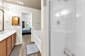 Hair dryer, towels, soap, toilet paper - Spacious 5BR/5TVs – Great for Families & Groups (Sherman)