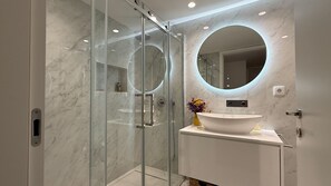 Dusche, Haartrockner, Handtücher