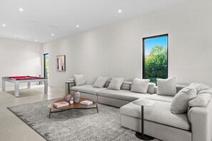 Een smart-tv en een stereo