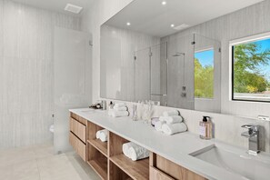 Shower, hair dryer, bidet, towels - Villa Indigo the Spa Villa (Miami)