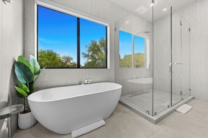 Een douche, een haardroger, een bidet, handdoeken