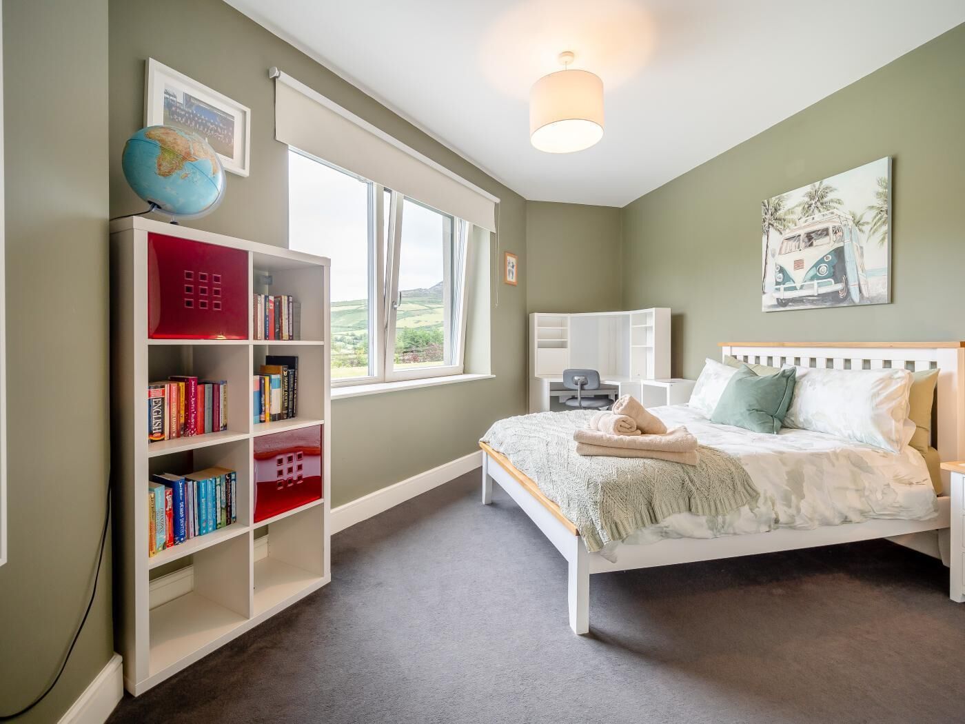 Travel crib, free WiFi, bed sheets