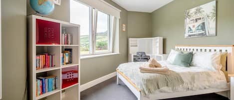 Travel cot, free WiFi, bed sheets