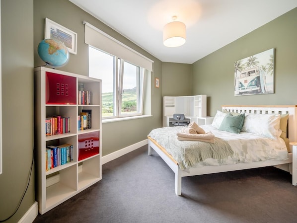 Travel crib, WiFi (free), bed sheets