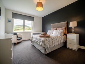 5 bedrooms, travel crib, WiFi (free), bed sheets