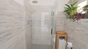 Douche, sèche-cheveux, bidet, serviettes fournies