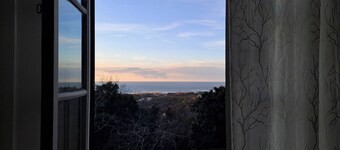 In quiet area, overlooking with sea view, 10 minutes from downtown and the sea