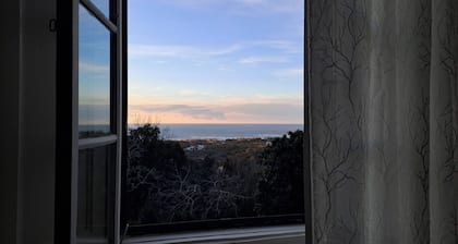 In quiet area, overlooking with sea view, 10 minutes from downtown and the sea