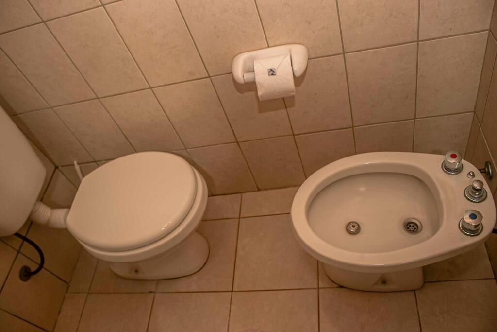 Une salle de bain avec des toilettes et un bidet.