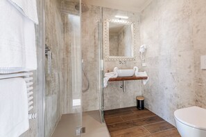 Shower, hair dryer, bidet, towels