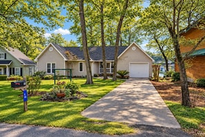 A residential area with two houses, a driveway, and a mailbox. - Lakefront Retreat | Dock + Sunset Views (Prosperity)