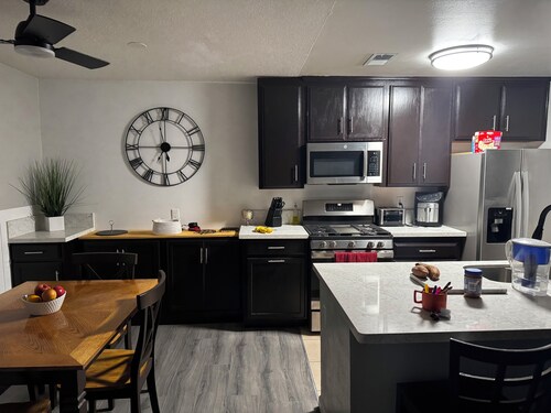 Cozy condo , Close to Metro link and buses